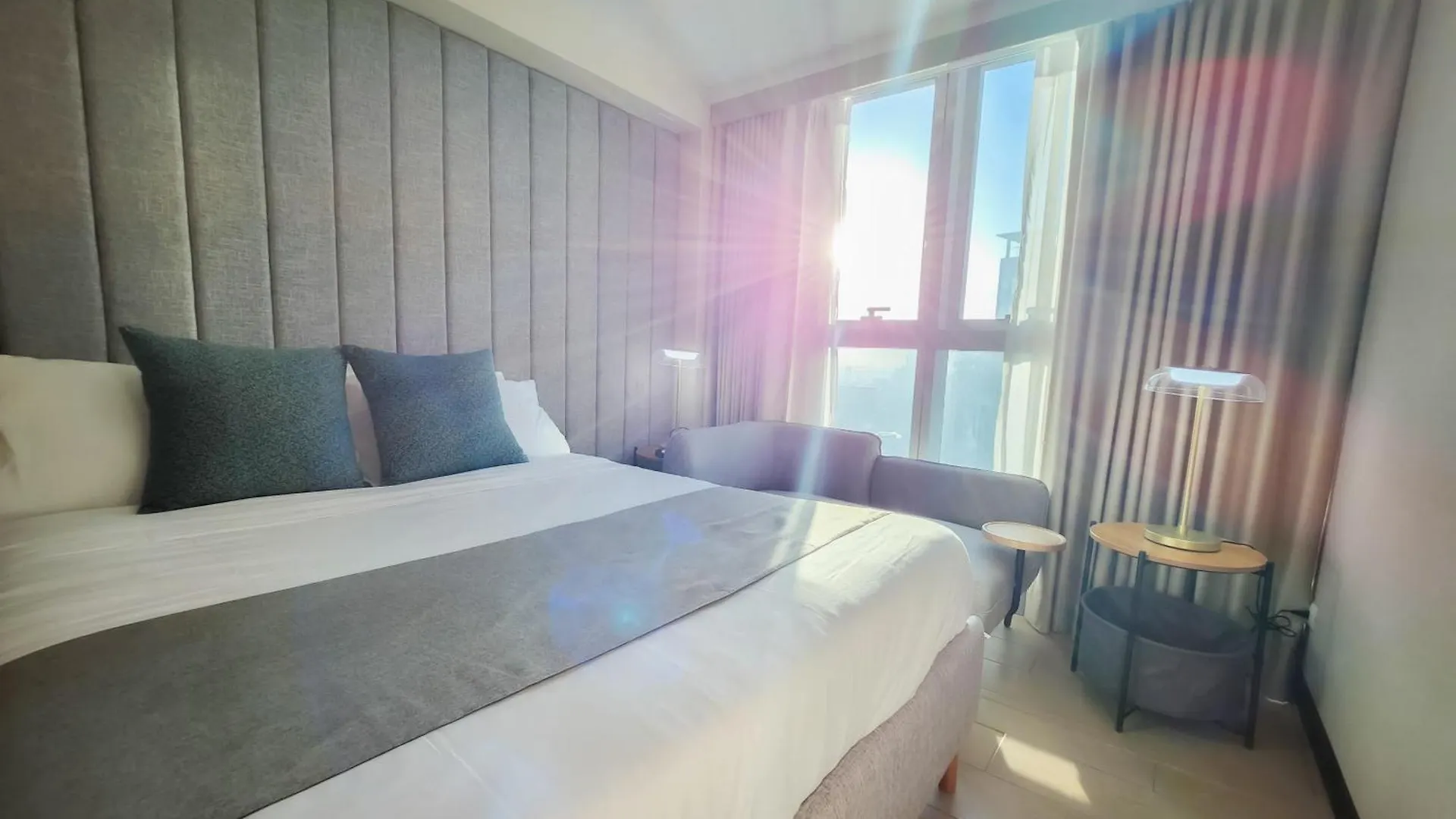 Luxestaysmnl Stylish Family 2Br Suite Poolgym 400Mbps Wifi Netflx Amazing City View Makati City 0*,  Philippines