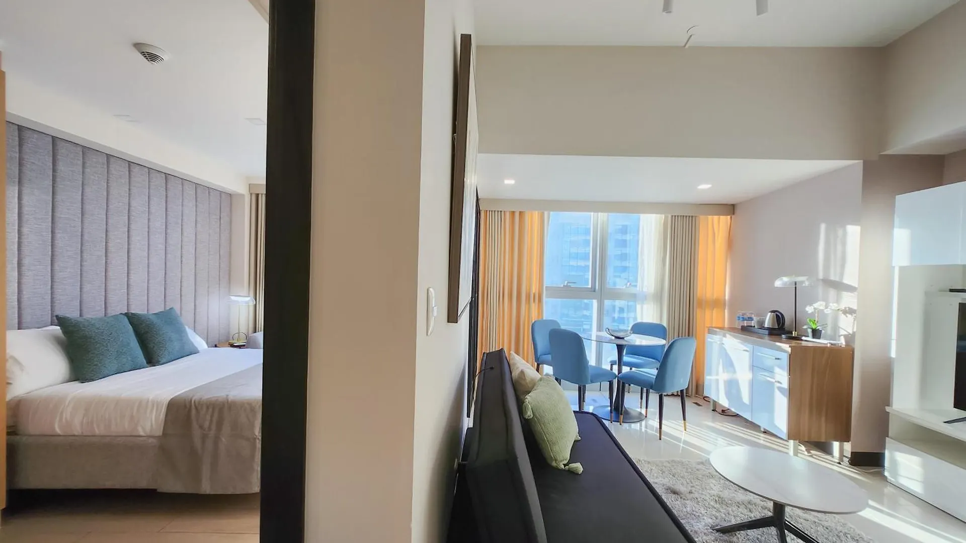 Luxestaysmnl Stylish Family 2Br Suite Poolgym 400Mbps Wifi Netflx Amazing City View Makati City 0*,  Philippines