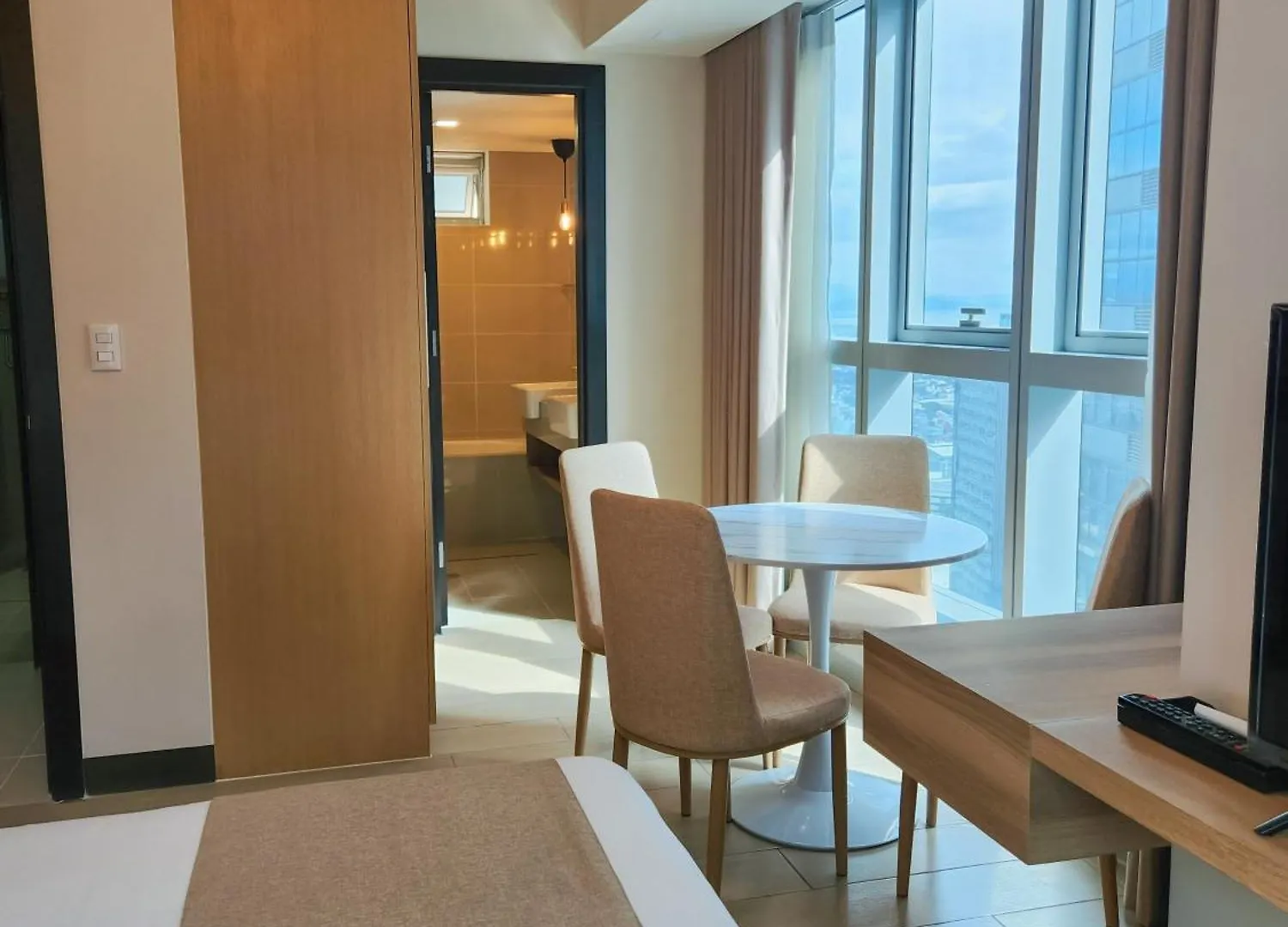 Aparthotel Luxestaysmnl Stylish Family 2Br Suite Poolgym 400Mbps Wifi Netflx Amazing City View Makati City Philippines